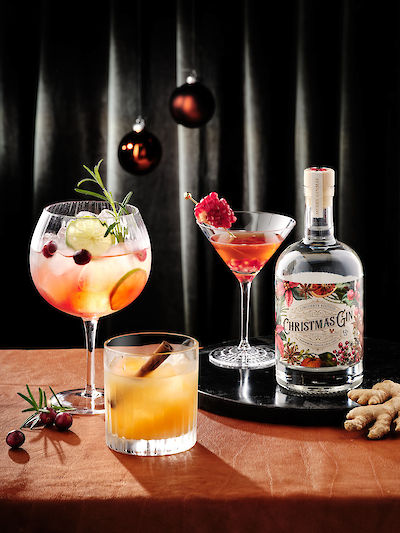 Verschiedene Cocktails in weihnachtlichem Ambiente.